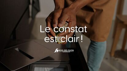 A person has his hands full of cardboard waste and is about to put it in the garbage can. The superimposed text reads “Le constat est clair!” with the Bois-des-Filion logo.
