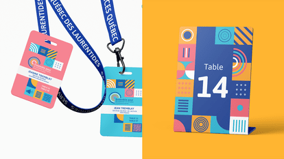 Cocardes nominatives colorées « Ensemble pour le maintien en emploi » avec cordon bleu « Services Québec des Laurentides », présentées à côté d’un chevalet de table indiquant « Table 14 », au design graphique géométrique moderne.