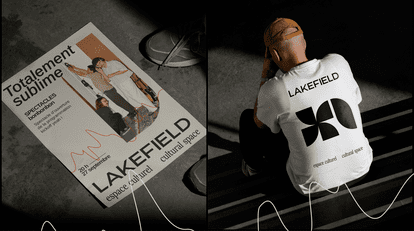 Affiche promotionnelle de l’Espace culturel Lakefield posée au sol et homme portant un t-shirt blanc avec le logo Lakefield dans un escalier.
