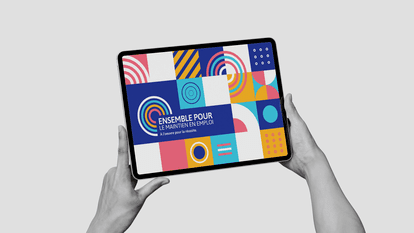 Mains tenant une tablette numérique affichant le visuel coloré « Ensemble pour le maintien en emploi – À l’œuvre pour la réussite », avec des formes géométriques modernes en arrière-plan.