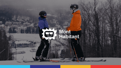 Un jeune skieur en veste violette et un autre en veste orange se tiennent face à face sur des skis, sur une piste de ski enneigée avec le logo de Mont Habitant visible.