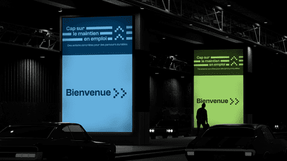 Affiches grand format « Cap sur le maintien en emploi » avec le message « Bienvenue », installées dans un environnement urbain de nuit, aux couleurs bleu et vert avec design graphique moderne et flèches directionnelles.