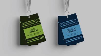 Badges nominatives suspendus « Cap sur le maintien en emploi » pour Jean Tremblay et Jeanne Tremblay, avec identification du rôle et numéro de table, aux couleurs vert et bleu et design graphique moderne.
