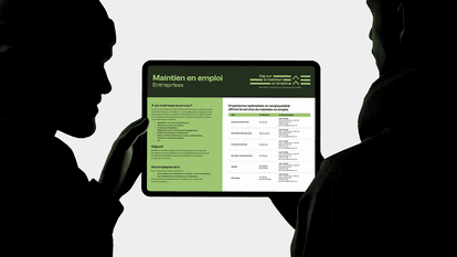 Silhouettes de deux personnes consultant une tablette affichant une présentation « Maintien en emploi – Entreprises » et « Cap sur le maintien en emploi », avec informations sur les services et organismes spécialisés en employabilité.