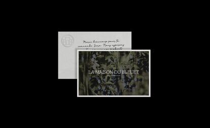 Deux cartes disposées sur un fond noir. En haut, une carte de remerciement blanche avec le logo de La Maison du Bleuet et un message manuscrit en français commençant par 