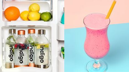Une image divisée en deux parties. À gauche, trois bouteilles d'eau pétillante Indigo remplies d'eau et de fruits sont rangées dans un réfrigérateur contenant des agrumes. À droite, un verre à cocktail rempli d'un smoothie rose et garni d'une paille orang
